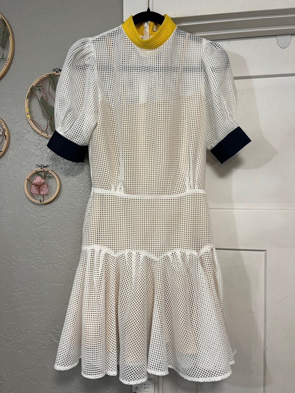 KATHARINE KIDD WHITE PUFF SLEEVE FISH NET MESH DRESS WHITE NAVY YELLOW SIZE 4